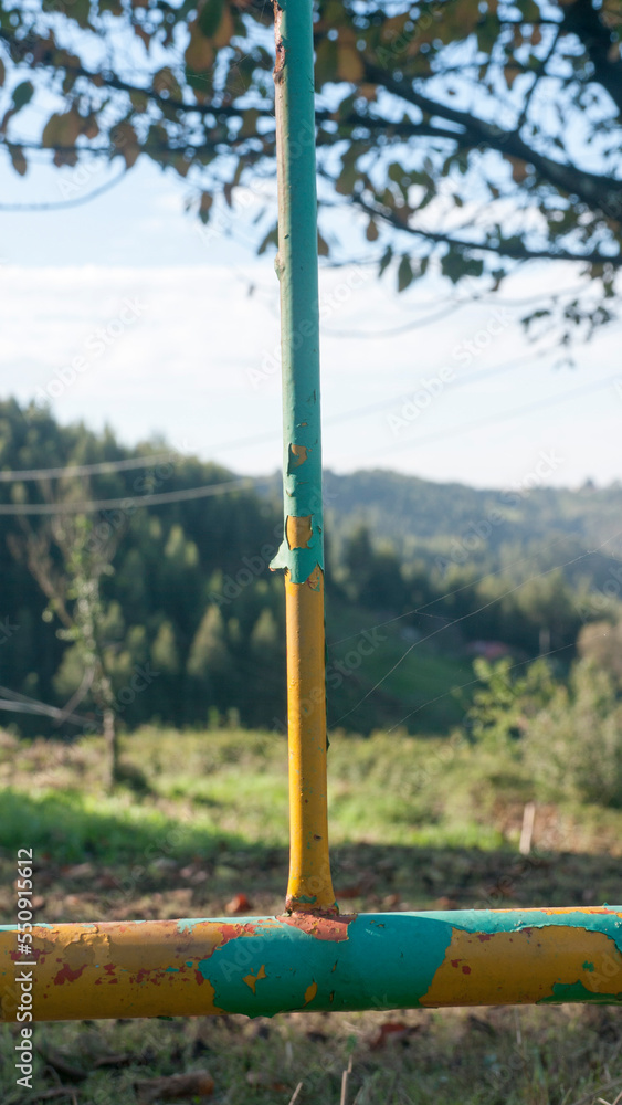 Fototapeta premium Valla metálica con pintura pelada en zona rural