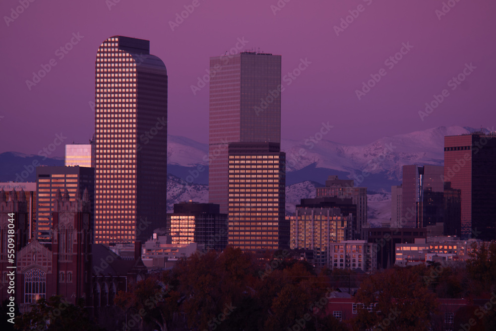 Fototapeta premium Denver, skyline, snow covered mountains
