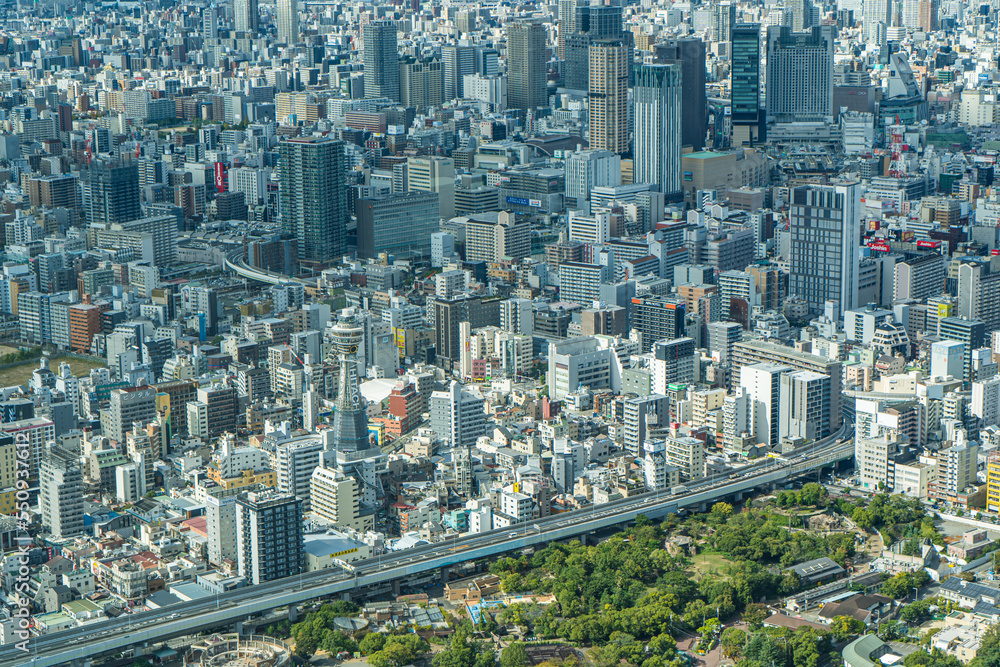 Fototapeta premium 大阪のあべのハルカスから見下ろす阿倍野の街並み