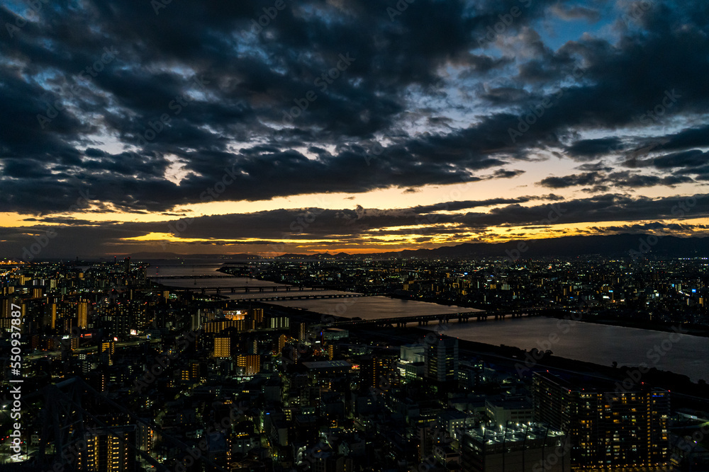 Fototapeta premium 大阪 梅田スカイビル 空中庭園展望台からの夜景