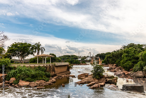 Rio Tietê e a cidade de Salto. São Paulo, Brasil © Eduardo