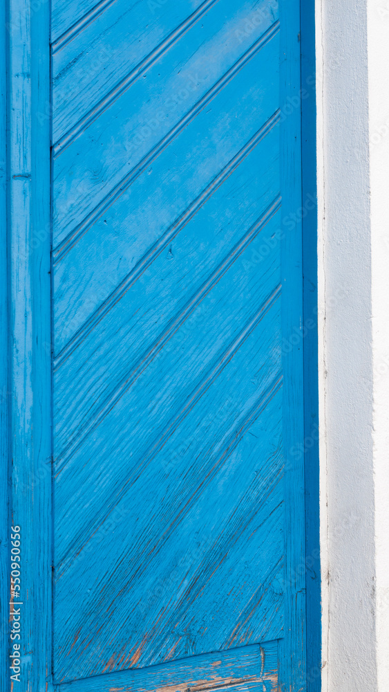 Puerta rústica de tablones de madera pintadas de azul vibrante Puerta rústica de tablones de madera pintadas de azul vibrante