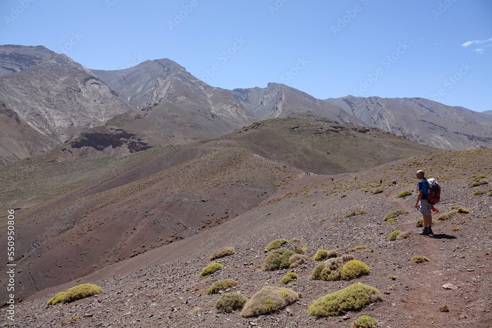 La grande traversée de l’Atlas au Maroc, 18 jours de marche. Les sources d'Ikkis, col d'Arouri, plateau de Tarkeddit. et sources de la Tessaout.