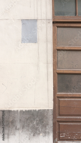 Puerta de madera y pintura gris en fachada urbana