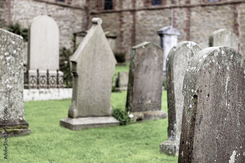 Grabsteine auf einem Friedhof in Schottland. photo