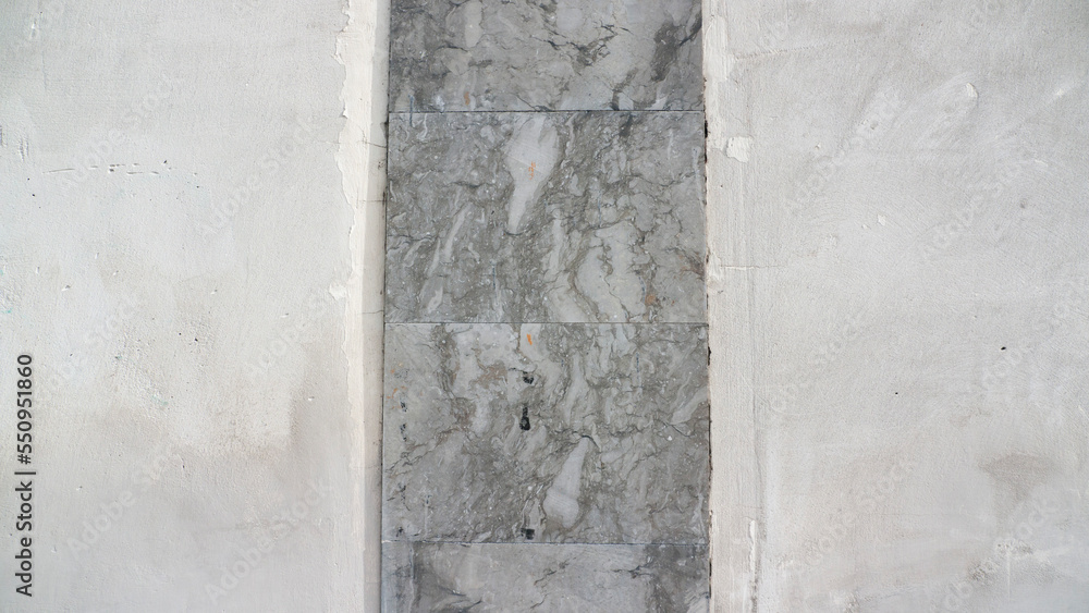 Loseta de marmol gris en pared blanca