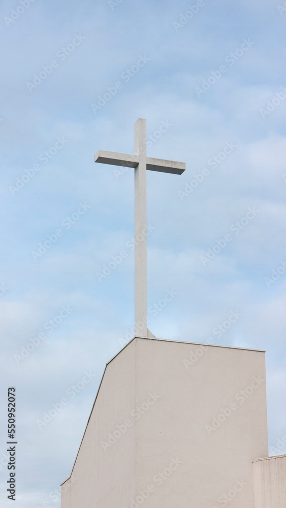 Cruz en lo alto de un edificio y cielo