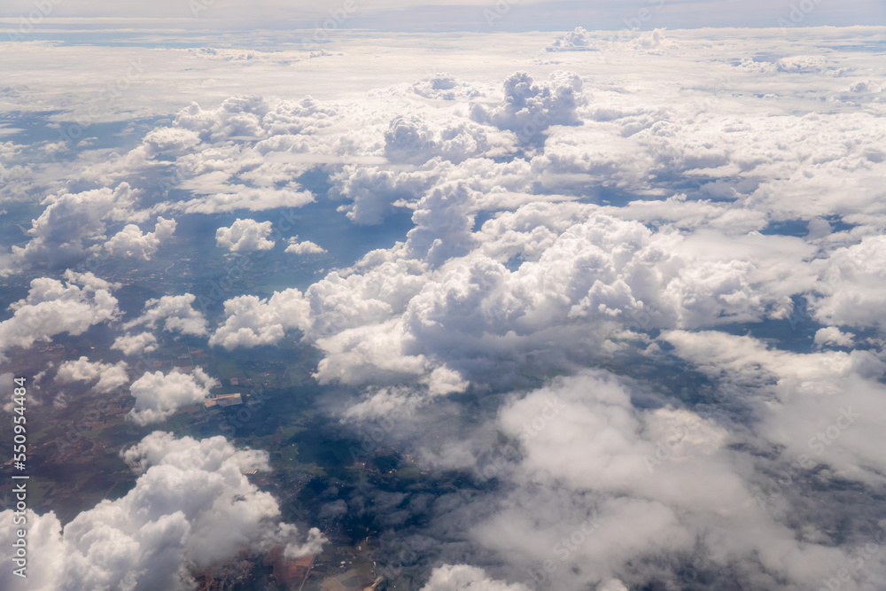 Über den Wolken Sonnenschein und aus dem Flugzeug heraus