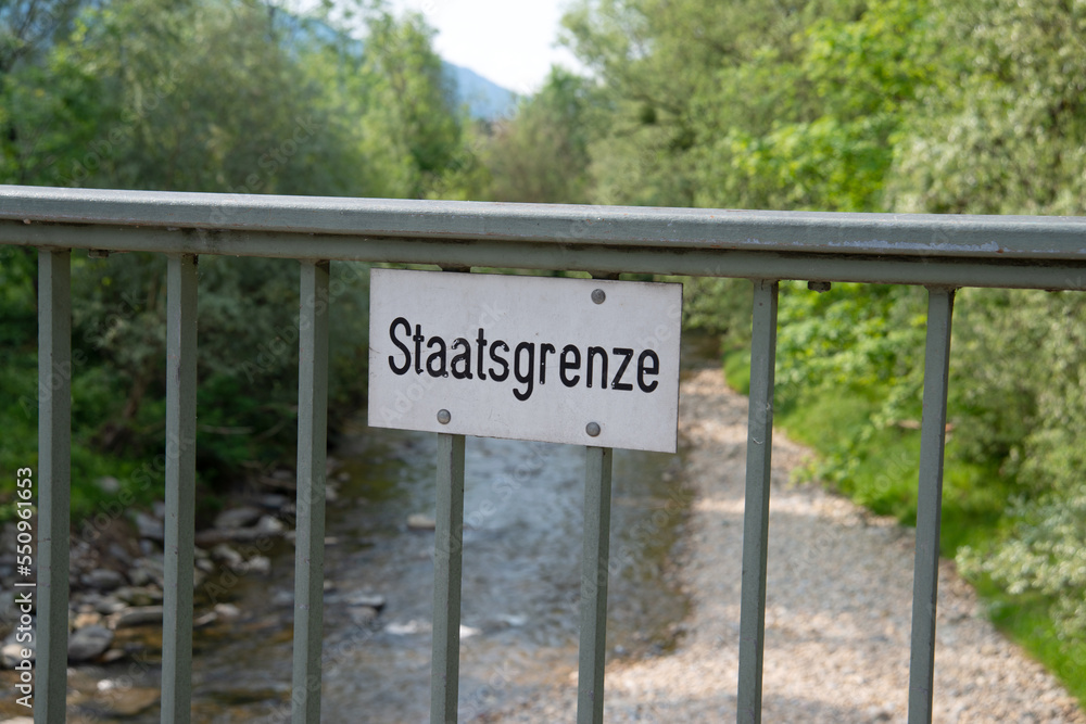 Fototapeta premium Staatsgrenze, Hinweisschild auf der Brücke, Hörbranz, Lindau (Bodensee)