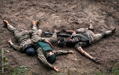 Billede på lærred Wounded soldiers lie on the battlefield