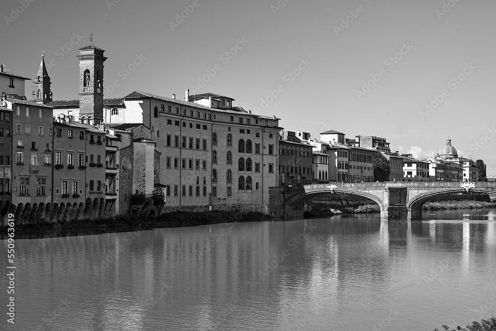 Obraz premium Townhouses and historic buildings on the Arno River in the city of Florence