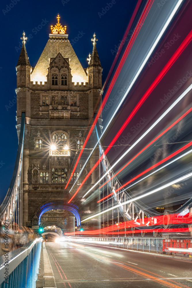 Obraz premium tower bridge at blue hour