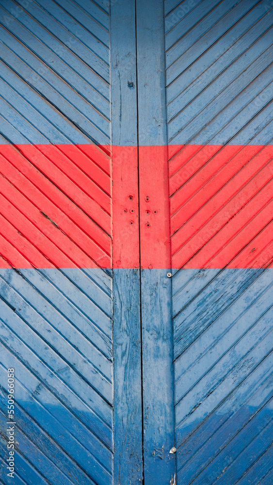 Fototapeta premium Puerta de listones de madera azul y roja