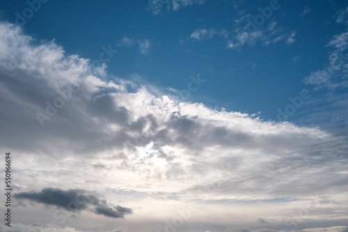 Fototapeta Naklejka Na Ścianę i Meble -  Dramatische Wolken als Hintergrund am farbigen Himmel