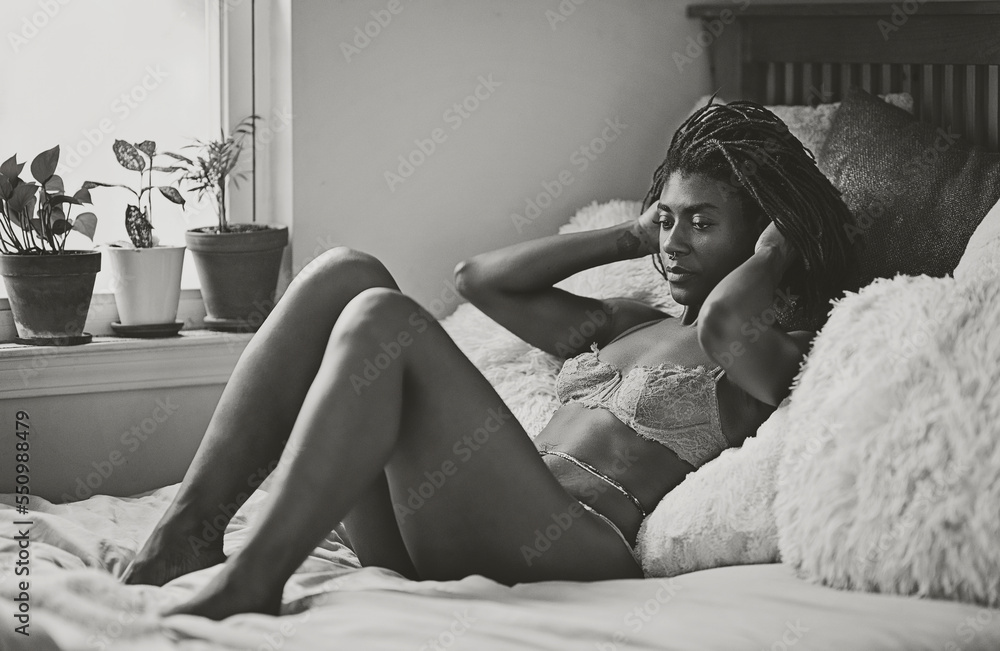Naklejka premium Black woman with green dreadlocks casually laying in bed in deep thought