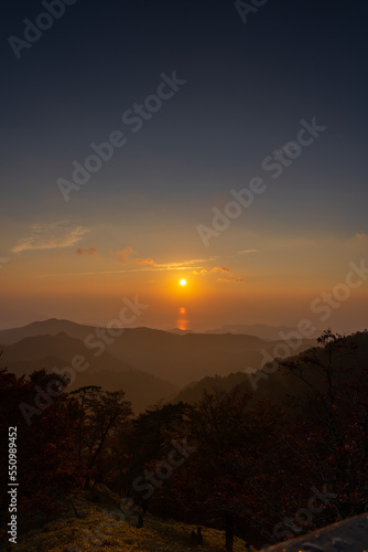 奈良県の大台ケ原・東大台の展望デッキからの日の出の光景 © exs