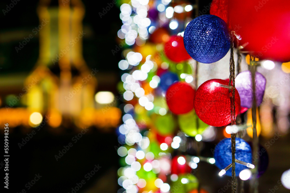 Obraz premium Closeup and crop decorate woven ball on Blurred and bokeh of Christmas holiday lighting and night time background.