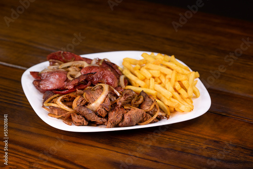 Porção de carne, calabresa e fritas