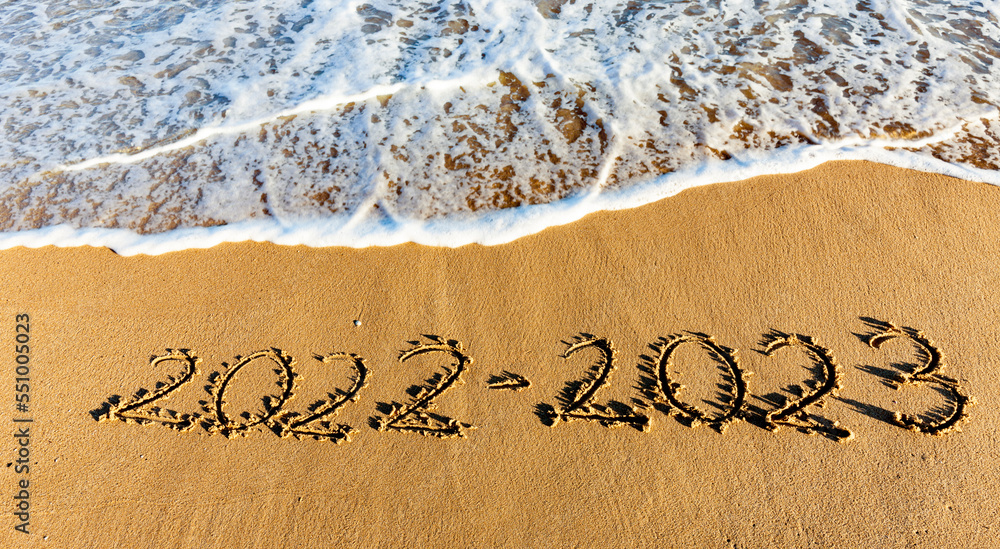 Fototapeta premium Jahreszahl 2022-2023 in den Sand geschrieben