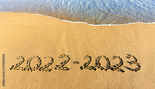 Jahreszahl 2022-2023 in den Sand geschrieben