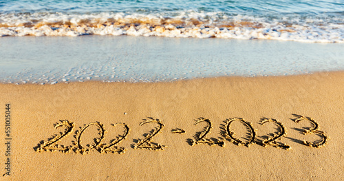 Jahreszahl 2022-2023 in den Sand geschrieben