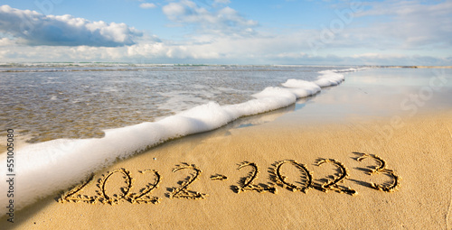 Jahreszahl 2022-2023 in den Sand geschrieben