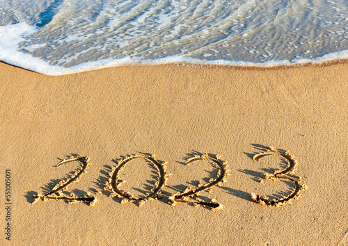 Jahreszahl 2022-2023 in den Sand geschrieben