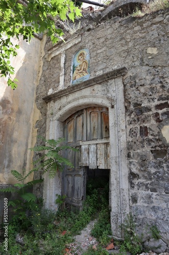 Lancusi - Entrata della chiesa diroccata di San Giovanni Battista