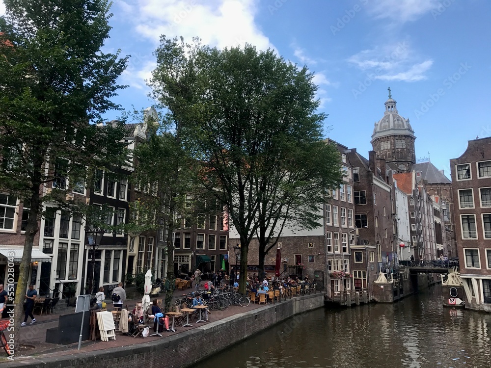 Fototapeta premium アムステルダムの運河と街並みを眺めながら観光