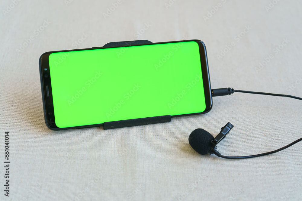 Obraz premium A tie-clip microphone connect to smart phone