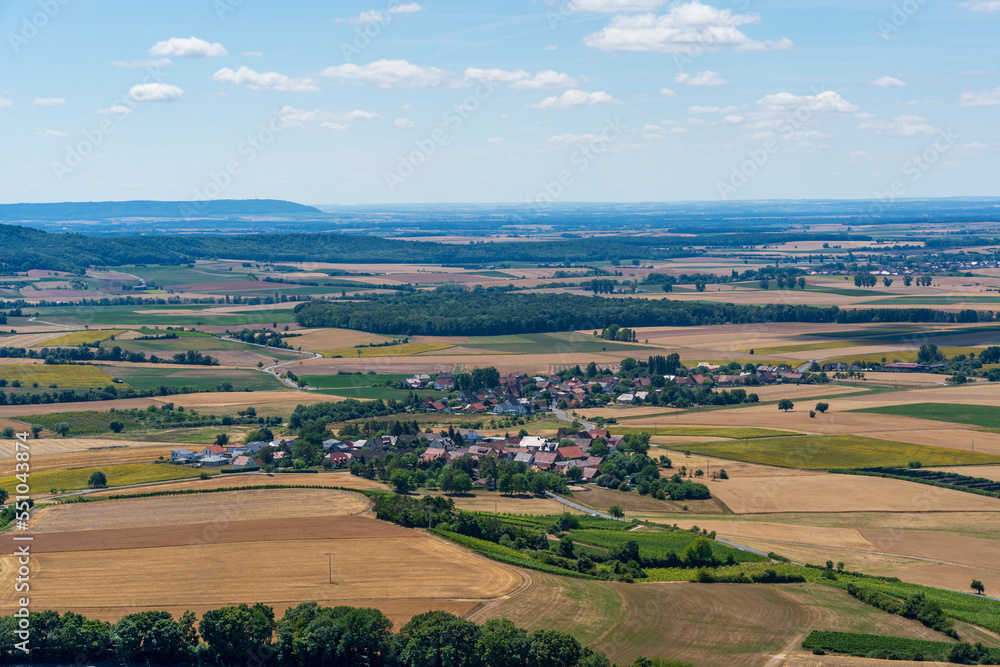 Blick vom Aussichtsturm auf dem Zabelstein im Naturpark Steigerwald in die Landschaft des Vorsteigerwald, Landkreis Schweinfurt, Unterfranken, Franken, Bayern, Deutschland.
