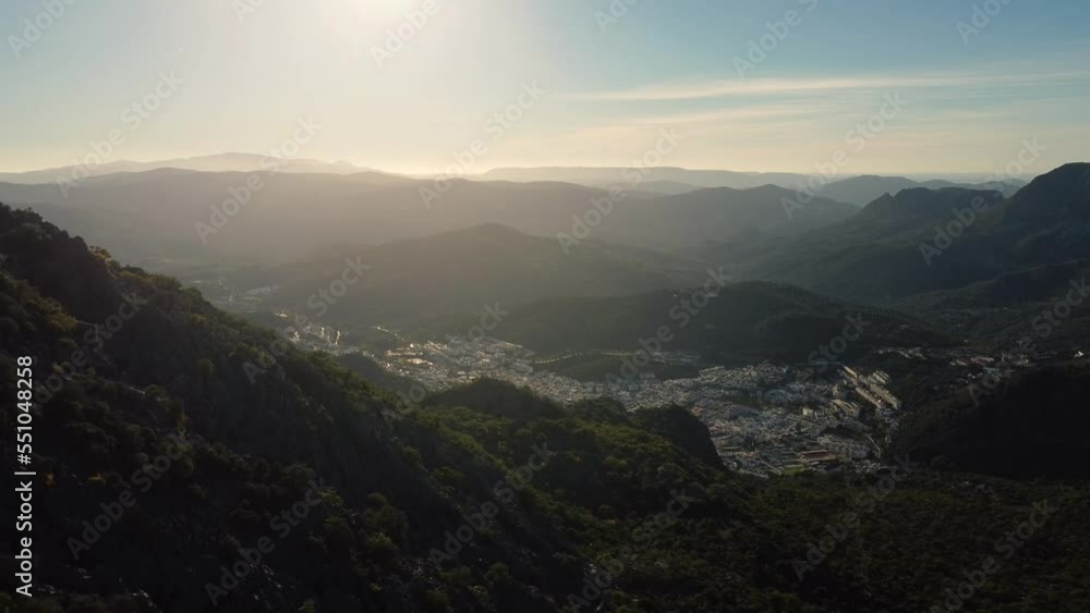 Planos aereos con drone de pueblos blancos y bosque en andalucia Planos aereos con drone de pueblos blancos y bosque en andalucia