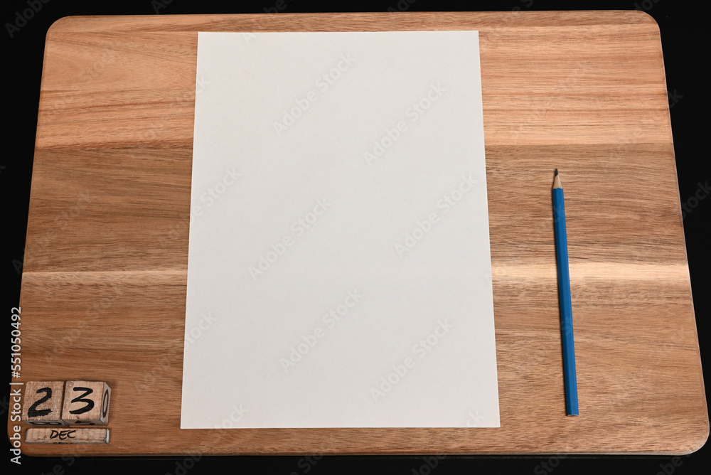leeres blatt papier mirt dem stift und kalender
leeres blatt papier mirt dem stift und kalender