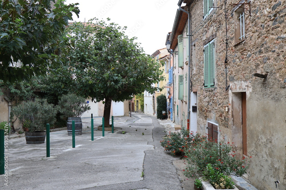 Rue typique, village de Collobrières, département du Var, France