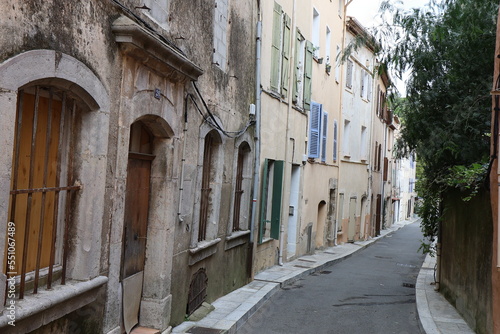 Rue typique, village de Collobrières, département du Var, France © ERIC