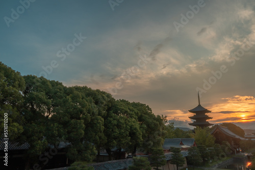 東寺教王護国寺の朝焼け © 隆司 西野