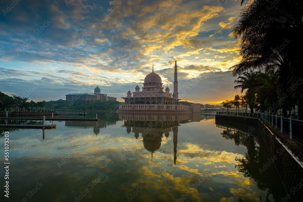 Obraz premium Morning scene at Putra Mosque in putrajaya with reflection cloud and sky.