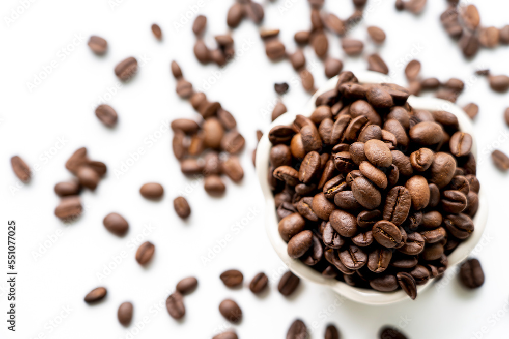 Obraz premium close up coffee beans on wooden table