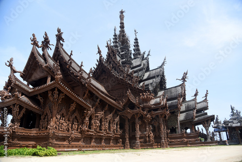 Sanctuary of truth, handgeschnitzter Holztempel in Thailand © R+R