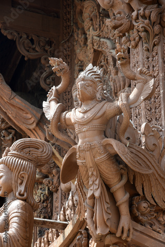 Sanctuary of truth, handgeschnitzter Holztempel in Thailand