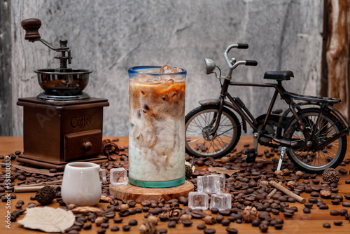 Mrożone cappuccino, mrożona latte — kawa z mlekiem i kostkami lodu