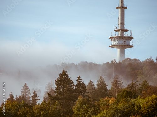 Der Bielefelder Fernsehturm im Nebel mitten im Teutoburger Wald