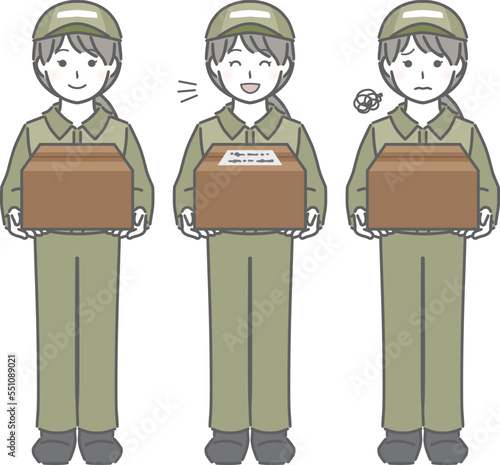 荷物を持つ若い女性配達員