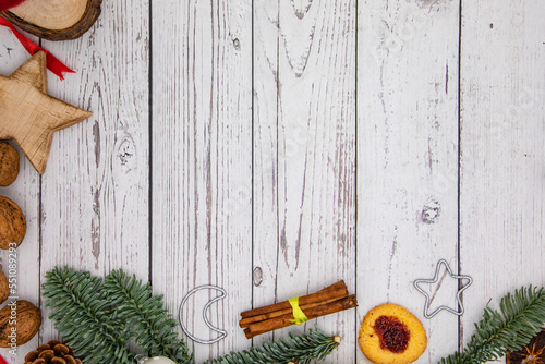 Adventsdekoration als Weihnachtskarte mit Tannenzweig und Plätzchen sowie Platz für Text zum Selbstgestalten photo