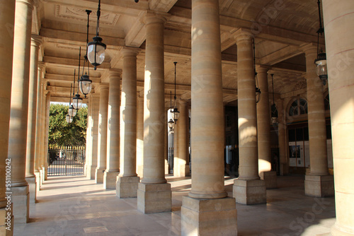 Fototapet colonnade at palais-royal in paris (france)