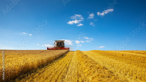 Moissonneuse dans les champs de blé au moment des moisson en France.