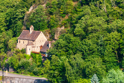 Chapelle Saint-Wolfgang et son ancienne léproserie construites sur un rocher, Kaysersberg vignoble, CEA, Alsace, Grand Est, France