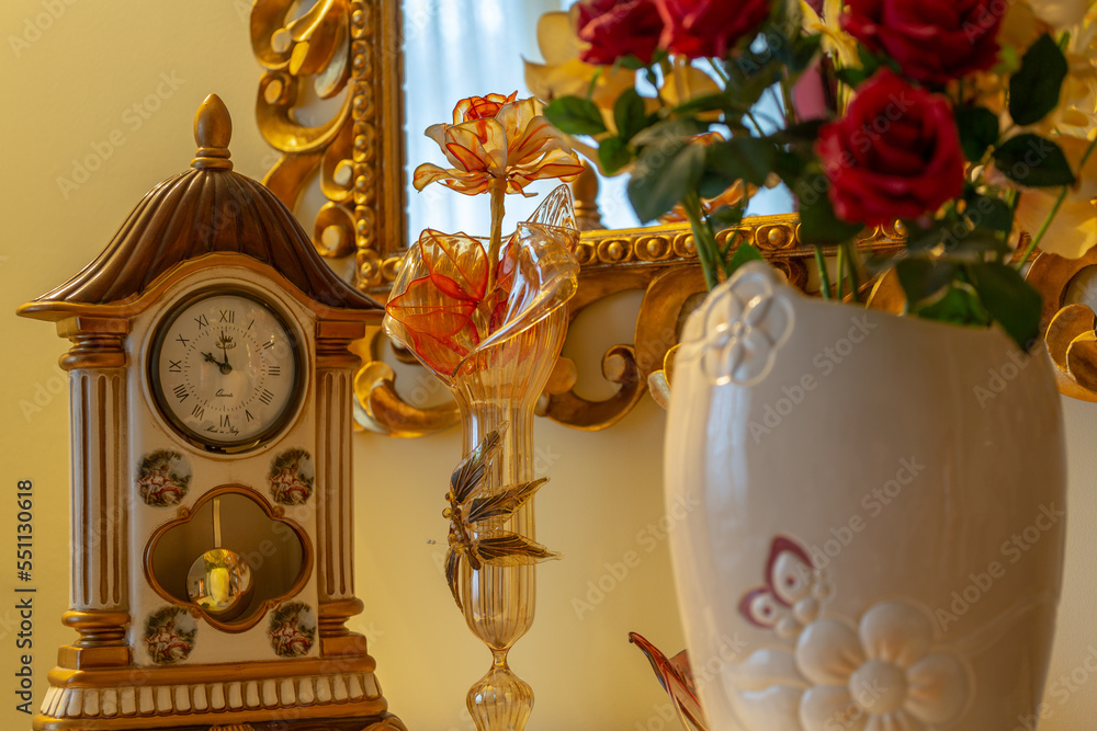 orologio a pendolo e vasi in ceramica che compongono un set decorativo
