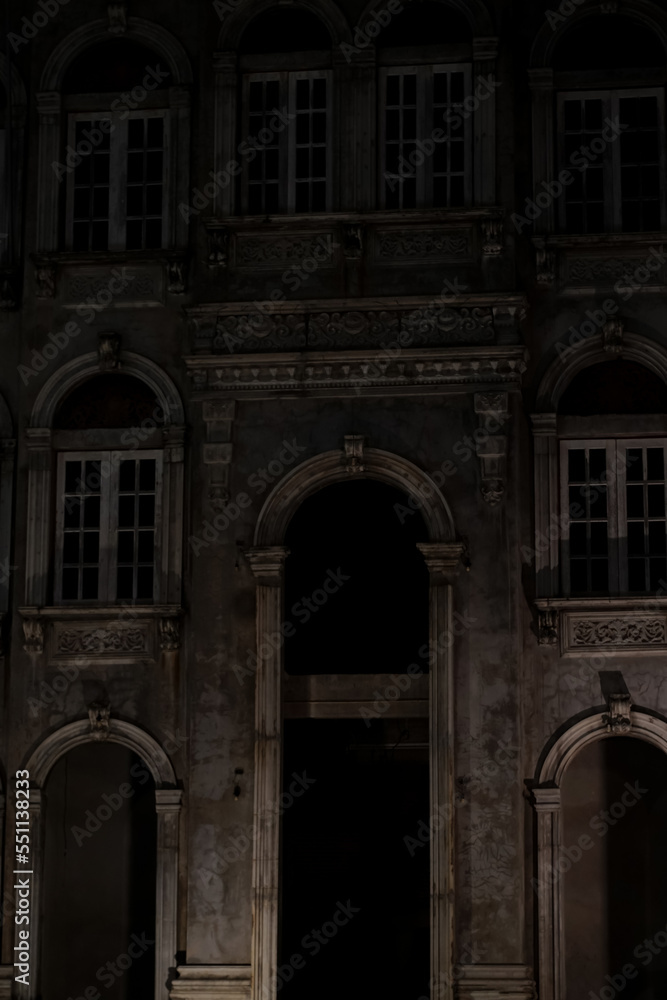 Obraz premium scary abandoned castle entrance. haunted old abandoned house.