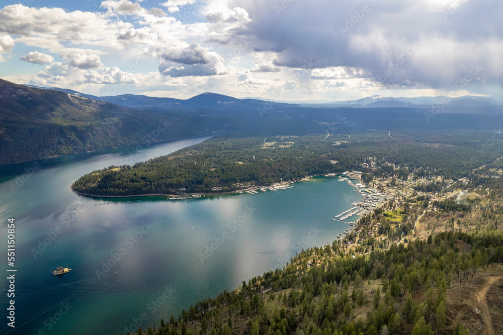 Obraz premium Town, lake and mountains